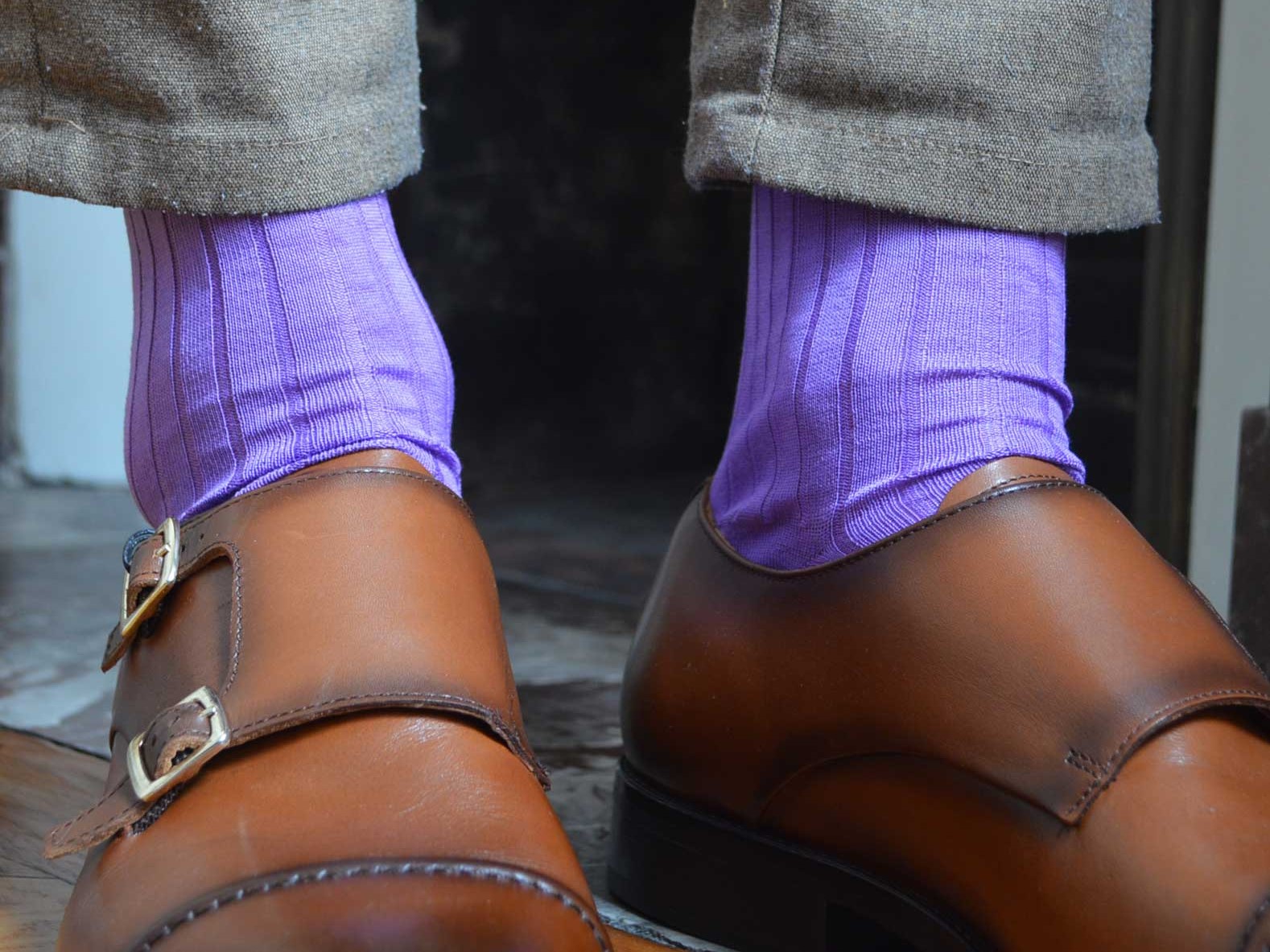 chaussettes-montantes-mi-bas-mauve-améthyste-prune-en-pur-fil-d'écosse-remaillées-à-la-main-pour-hommechaussettes-montantes-mi-bas-mauve-améthyste-prune-en-pur-fil-d'écosse-remaillées-à-la-main-pour-homme